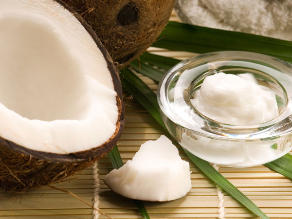 Dầu dừa giúp giảm đau nhức răng khôn hiệu quả bởi vì nó có tác dụng giảm đau và chống vi khuẩn giúp giảm sưng và viêm lợi. Lấy 1 muỗng canh dầu dừa ngậm trong miệng 20 phút. Sau đó, súc miệng bằng nước ấm.