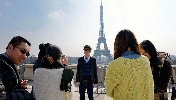 Hội chứng Paris là căn bệnh tâm thần kỳ lạ mà du khách Nhật Bản mắc phải khi đến thủ đô hoa lệ này. Họ thường suy sụp tinh thần, trải qua ảo ảnh, ảo giác, hoang tưởng... sau khi đi du lịch đến một nơi xa xôi hay thành phố nổi tiếng, đặc biệt là Paris.
