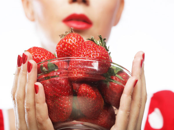 Dâu tây cũng chứa nhiều vitamin C. Trái cây này có thể ăn trực tiếp hoặc thêm vào món salad hay sinh tố.