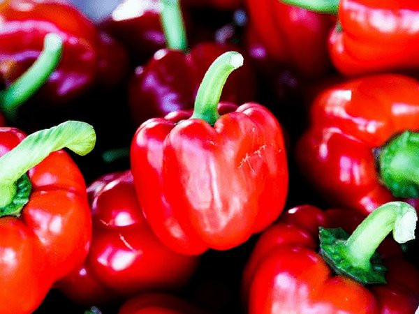 Ớt chuông đỏ cũng giàu chứa vitamin C cùng các vitamin và khoáng chất khác.