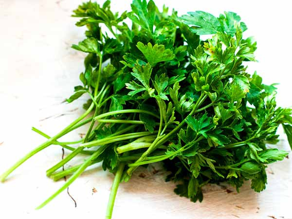Rau cần tây chứa lượng vitamin C cao và một cốc rau mùi tây tươi chứa 133% lượng vitamin C cơ thể cần thiết hàng ngày.