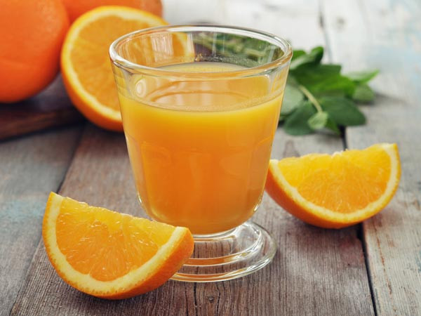 Mọi người thường cho rằng uống một ly nước cam ép tươi sẽ giúp giải rượu. Tuy nhiên, cam chứa đường và có tính axit tự nhiên khi uống có thể kích thích dạ dày ở mức độ lớn, khiến bạn cảm thấy khát. Thay vào đó, bạn nên uống nước để ngăn mất nước.