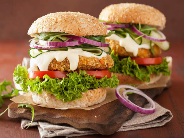 Bạn cũng không nên ăn burger khi say rượu bởi chúng có thể gây ra các khí noãn trong dạ dày khiến bạn cảm thấy không thoải mái.