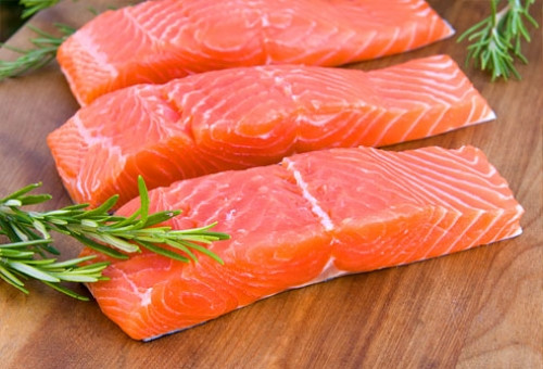 Cá biển là loại thực phẩm giàu DHA. Một số cá béo chứa nhiều DHA như cá hồi tự nhiên, cá ngừ đại dương, cá mồi… Nên bổ sung các loại cá này 2-3 bữa/tuần để bé phát triển trí não tốt nhất.