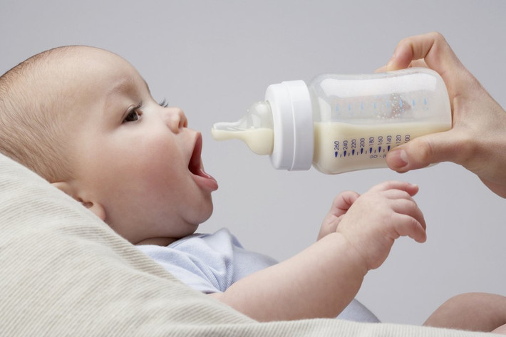Ngoài ra, một số loại sữa công thức cũng được bổ sung DHA. Các mẹ có thể cho con uống thêm sữa để cung cấp đầy đủ chất dinh dưỡng cho bé.