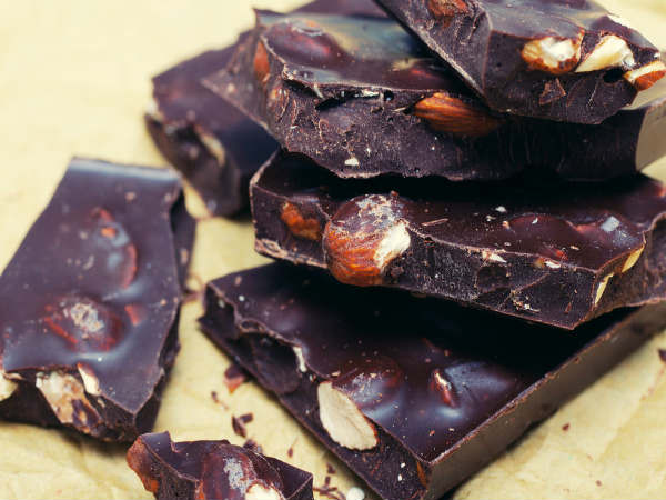 Socola đen là một trong những loại thực phẩm chống viêm tốt nhất. Flavanols trong socola là một nhóm hợp chất có đặc tính chống oxy hoá, có nhiều lợi ích sức khỏe cho tim và não bộ. Ảnh: Boldsky.
