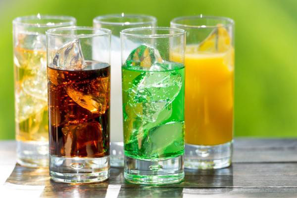 Những đồ uống có đường như nước ép trái cây, nước có ga, thậm chí cả loại nước uống thể thao không ga – đều không tốt cho đường tiêu hóa của bạn. Do vậy, bạn cần tránh xa những loại đồ uống này.