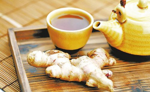 Gừng tươi trong vườn nhà rất hiệu quả trong việc chữa đầy bụng khó tiêu. Nếu đang đầy bụng, bạn hãy nhai một vài lát gừng tươi hoặc pha gừng với mật ong uống, hãm gừng khô như hãm trà để uống cũng rất tốt…