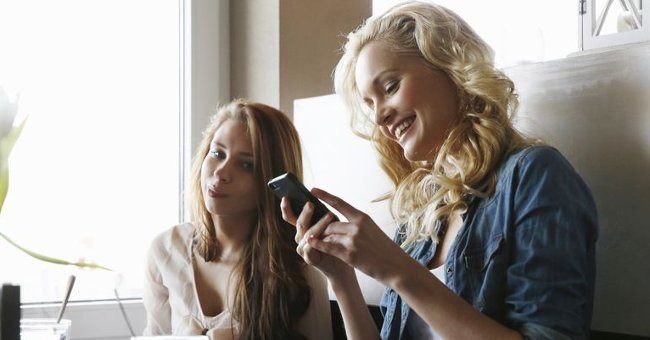 Đừng nói chuyện với những người bạn không thích. Những lúc căng thẳng thì các mối quan hệ thân thiết có thể giúp bạn ổn định tinh thần, lấy lại cảm xúc tốt hơn.