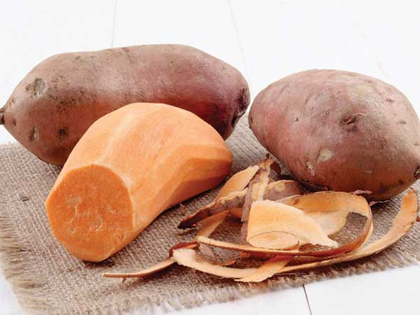 Khoai lang chứa nhiều biotin nhất trong các loại rau, ngoài ra, chúng còn có beta carotene – rất tốt cho quá trình cải thiện làn da và tóc khỏe mạnh.