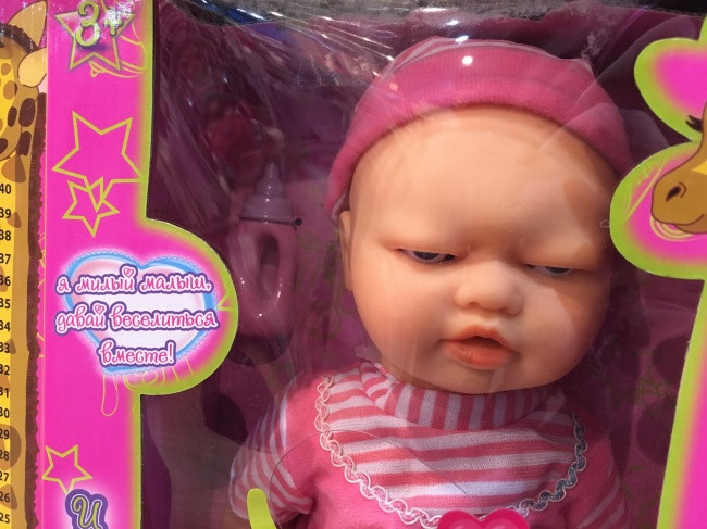 Con búp bê kì lạ nhìn như đang lườm ai đó.