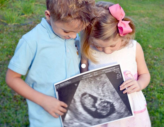 Anh cả lẫn chị hai đều đã lớn và sẵn sàng chăm em bé giúp mẹ.