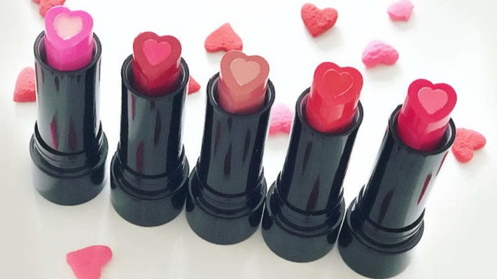 Dòng son hình trái tim gây sốt này có tên là Mystic Love, được bán trên trang web thebeautyspy.com với giá 18 USD/thỏi (tương đương khoảng 400.000 đồng).