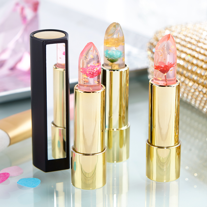 Trước đó, nhãn hiệu Mystic đã tạo nên nhiều dòng son gây sốt như Mystic Jelly (son thạch) và thỏi son có hình bông hoa độc đáo bên trong (ảnh).