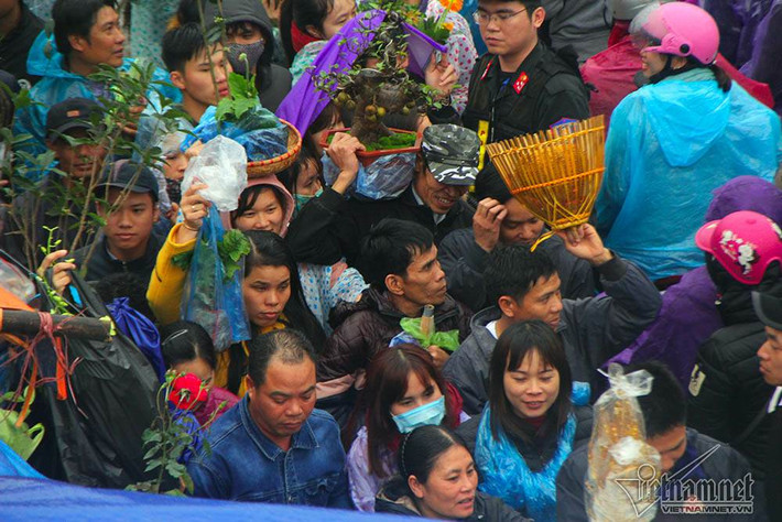 Xuất phát từ tục lấy may đầu năm, người dân quanh vùng đem theo những sản vật của gia đình như cây cảnh, nông cụ và đồ gia dụng cũ đem bán với quan niệm bán rủi, mua may.