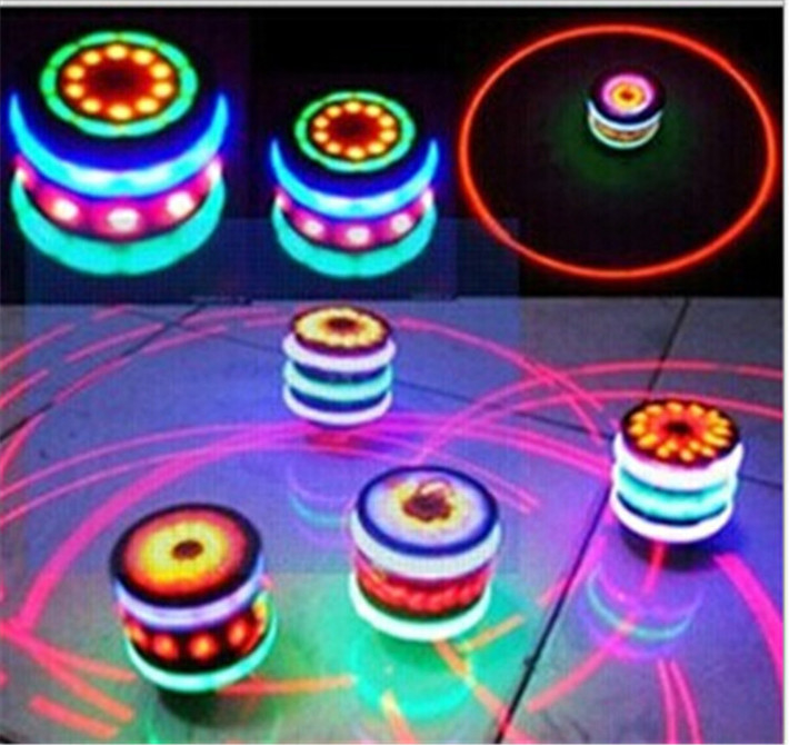 Cũng liên quan tới tác hại của tia laser đồ chơi TS Lê Thị Quỳnh Anh, Khoa Vật lý Trường Đại học Khoa học Tự nhiên TPHCM cho biết :" Một số đèn laser đồ chơi có công suất lớn thì có thể làm tổn thương võng mạc nhanh chóng hoặc nặng hơn là gây mù mắt. Thậm chí hiện nay một số loại đèn laser hồng ngoại có thể làm thủng võng mạc của mắt ngay lập tức".