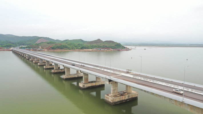 Theo đại diện đơn vị nhà thầu thi công tuyến cao tốc Vân Đồn - Móng Cái cho biết, mục tiêu là trước ngày 15/7 sẽ hoàn thành thảm nhựa mặt đường lớp 3 và hoàn thành thảm bê tông nhựa làn dừng khẩn cấp vào ngày 20/7. Ngày 25/7 sẽ hoàn thiện lớp bê tông nhựa tạo nhám mặt đường và ngày 30/7 hoàn thành toàn bộ hệ thống đảm bảo an toàn giao thông, sơn kẻ đường…