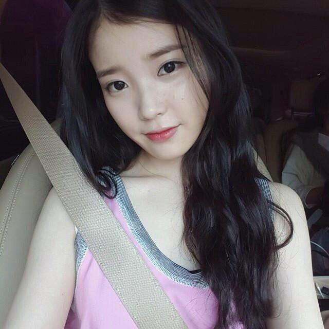 1. IU: Khi giảm cân, IU cả ngày chỉ ăn táo, khoai lang, các loại bột protein lắc. Kiểu ăn đã ít lại còn tập thể dục nặng của IU khiến fan thì lo cho sức khỏe của cô nàng nhưng thành quả là nữ ca sĩ ép được 4kg chỉ trong 4 ngày.