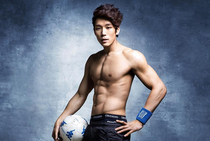 5. Changmin (2AM): Changmin có thực đơn giảm cân phải nói là đáng sợ! Có ai tin anh chàng này nặng tận hơn 100kg trước khi debut không? Không tin cũng đúng thôi vì để có 6 múi săn chắc như thành viên 2AM này, bạn chỉ được ăn 2 bìa đậu phụ và chạy bộ 6 tiếng mỗi ngày.