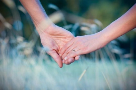 Hành vi tương đồng là một thứ khác thu hút cả phụ nữ và nam giới. Các nhà khoa học nghĩ rằng đây là một đặc tính di truyền: Nếu một cô gái biết vị tha sẽ khiến đàn ông yêu thích hơn bởi họ cho rằng cô ấy sẽ có khả năng trở thành một người mẹ chăm sóc và truyền gen của họ cho thế hệ tiếp theo.
