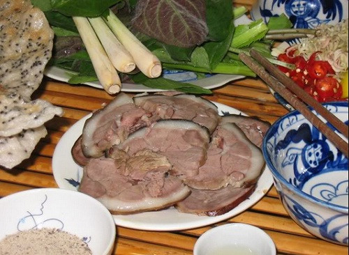 Thịt chó mang tính nhiệt, lại có độ đạm cao nên những người bị cao huyết áp, tiểu đường, gút và bệnh tim mạch không nên ăn. Những người máu nhiễm mỡ cũng phải kiêng kỵ món này. Phụ nữ có thai, nếu ăn thịt chó làm cho axit uric tăng lên dẫn đến nguy cơ cao về sản giật và tiền sản giật. Ảnh: Internet.