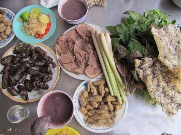 Kiêng ăn kèm thịt dê: Thịt chó tính cam ôn, dê tính đại nhiệt, khi hai thứ gặp nhau sẽ sinh ra chứng tích thực, thức ăn khó tiêu, sẽ tích nhiệt, sinh ra chứng tả lỵ. Về cách chữa, bạn có thể đem cả hai loại thịt này đốt cháy thành than, sau đó uống sẽ khỏi.