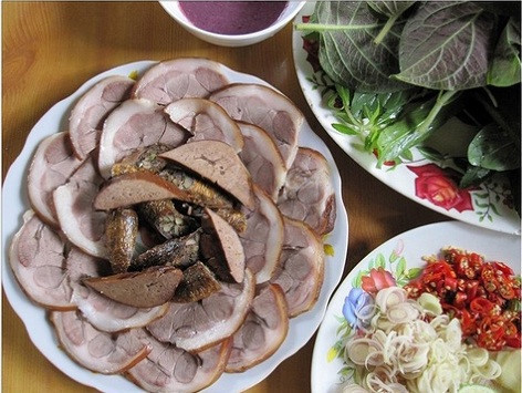 Kiêng ăn thịt chó với tỏi vì tỏi đại tân rất cay nóng, có tính đại nhiệt.