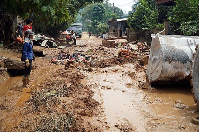 Chia sẻ với PV, anh Nguyễn Văn Hùng ở thôn Phú Hà 1 (xã Phú Nhuận) cho biết, sự việc xảy ra lúc giữa trưa ngày 7/9. Thời điểm đó, bùn đất tràn vào nhà rất nhanh, cả gia đình anh chạy toán loạn ra ngoài. "Chỉ trong vòng vài phút, toàn bộ đồ đạc trong nhà bị cuốn trôi theo dòng nước. Em chỉ tiếc tấm bằng đại học kẹp cùng bộ hồ sơ, chưa kịp đi xin việc thì đã bị cuốn trôi mất rồi”, Hùng nói.