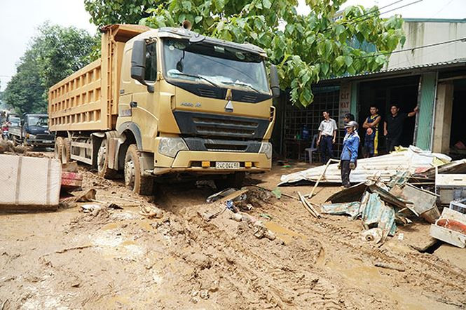 Ngay sau khi xảy ra sự cố, các cơ quan chức năng của tỉnh và Nhà máy DAP số 2 đã sử dụng hàng chục tấn vôi bột đưa xuống các suối, mương nước chung quanh khu vực hồ chứa thải bị vỡ để trung hòa a-xít, giảm thiểu tác động xấu đến sức khỏe con người và cây trồng, vật nuôi; đồng thời, tiến hành cắm biển cảnh báo nguy hiểm ở những khu vực có nguy cơ cao để người dân biết và phòng ngừa. Về công tác hỗ trợ các hộ dân bị thiệt hại, UBND tỉnh yêu cầu huyện Bảo Thắng tạm ứng tiền hỗ trợ người dân ổn định cuộc sống.