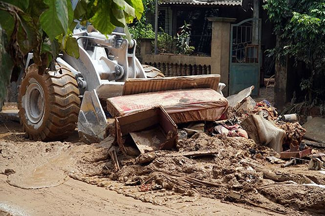 Ông Hưng cũng cho biết, theo xác định sơ bộ ban đầu, sự cố vỡ bờ bao hồ chứa quặng thải Nhà máy DAP số 2 đã làm ảnh hưởng đến các hộ dân các thôn Phú Hà 1, 2 (xã Phú Nhuận) và tổ dân phố số 7, thị trấn Tằng Loỏng, huyện Bảo Thắng. Trong đó, bị ảnh hưởng trực tiếp có 33 hộ dân và 1 tổ chức nằm dưới chân bãi thải, không có thiệt hại về người.