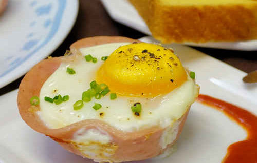 Trứng: Giàu protein, vitamin và khoáng chất quan trọng, trứng là thực phẩm ăn sáng lành mạnh giúp bạn no lâu và giảm thèm ăn. Nhờ đó, ăn trứng buổi sáng sẽ giúp bạn tăng năng lượng và giảm cân hiệu quả.