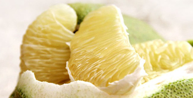 Bưởi là một thành phần phổ biến của nhiều chế độ ăn kiêng và giảm cân. Bưởi có hàm lượng calo thấp, giàu nước và giàu chất xơ. Các nghiên cứu cho thấy rằng chúng có thể làm tăng giảm cân, giảm lượng calo và lượng mỡ trong cơ thể.