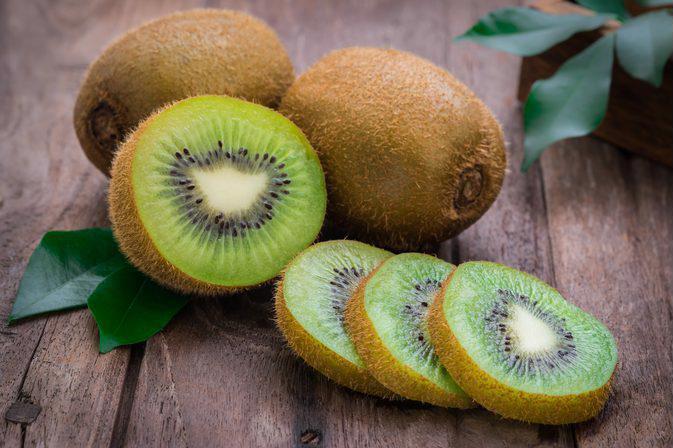 Kiwi chứa nhiều chất dinh dưỡng như vitamin C, vitamin K và kali, rất bổ dưỡng cho bữa sáng. Kiwi còn chứa nhiều chất xơ, bao gồm pectin, có thể làm giảm sự thèm ăn và tăng cường giảm cân.