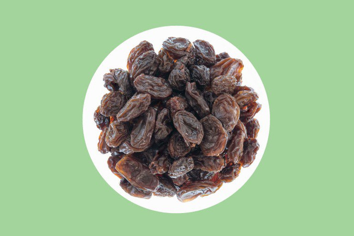 Nho khô rất giàu chất xơ giúp làm mềm phân.