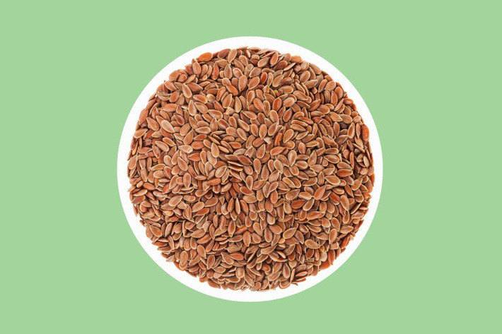 Hạt lanh rất giàu axit béo omega-3 có thể bôi trơn ruột, từ đó làm giảm táo bón.