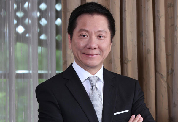 10. Andrew Tan (66 tuổi - 2,6 tỷ USD) - Chủ tịch công ty Alliance Global - ông Andrew Tan, chuyên kinh doanh thực phẩm, đồ uống, game và bất động sản. Tỷ phú giàu thứ 10 Philippines sở hữu nhượng quyền thương mại McDonald's trong nước. Ông là con trai của một công nhân nhà máy, hiện Tan phát triển tài sản của ông vào các khu chung cư lớn quanh thủ đô Manila.