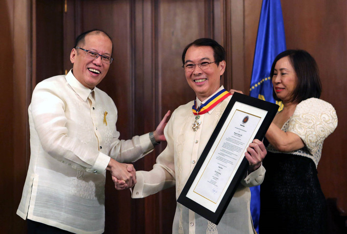 6. Ông Tony Tan Caktiong (65 tuổi - 3,85 tỷ USD) - Người sáng lập và Chủ tịch chuỗi nhà hàng châu Á phát triển nhanh nhất thế giới - Jollibee Food, ông Tony Tan Caktiong là người giàu có thứ sáu nước này. Năm 2016, thương hiệu của tỷ phú này được mở rộng sang nhiều nước, từ Brunei đến Mỹ. Có mặt tại nhiều quốc gia, Jollibee được tiếp nhận bởi am hiểu thị trường, điều chỉnh thực đơn cho phù hợp và giá cả phải chăng. Sau một khoản đầu tư năm 2017, Jollibee của ông hiện sở hữu 85% chuỗi bánh burger kẹp thịt của Mỹ - Smashburger.