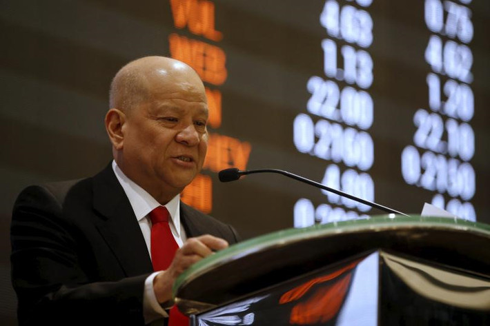 8. Ông Ramon Ang (64 tuổi - 2,85 tỷ USD) - Khối tài sản 2,85 tỷ USD của nhà lãnh đạo thương hiệu bia San Miguel đến từ nhiều lĩnh vực. Phần lớn doanh thu của San Miguel từ các doanh nghiệp điện và cơ sở hạ tầng. Bắt đầu bằng việc sửa chữa, bán động cơ xe đã qua sử dụng của Nhật Bản, sau khi trở thành tỷ phú, Ramon Ang bán bánh xe bằng nhôm. Thương hiệu xi măng của tỷ phú cũng đã lên sàn thuận lợi vào tháng 5 vừa qua. Ngoài ra, ông cũng sở hữu một khách sạn và số bất động sản đến 100 mẫu.