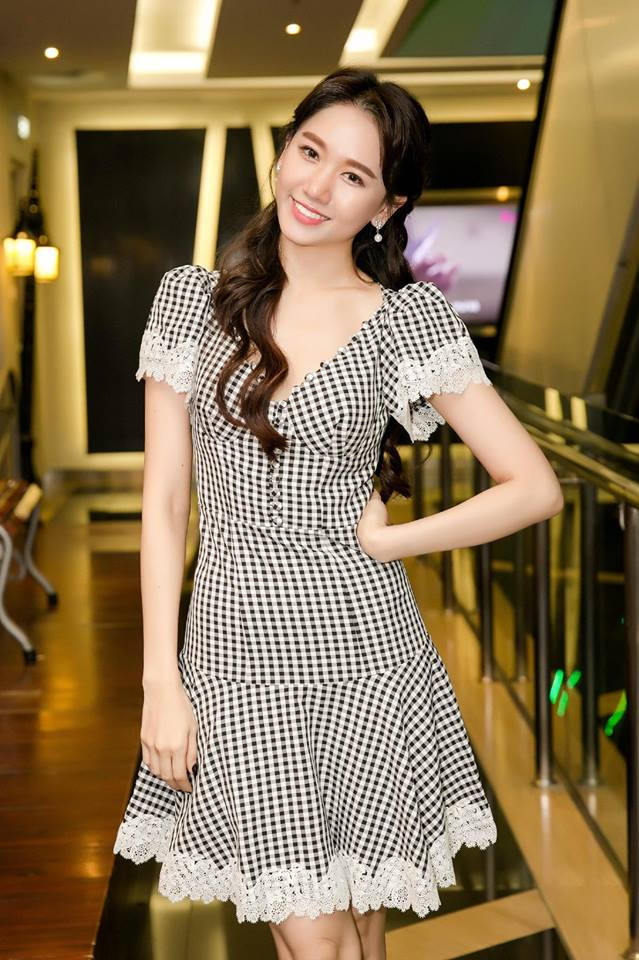 Ngoài phong cách thời trang “lên tay” hẳn, thì nhan sắc của cô cũng ngày càng trẻ hơn.