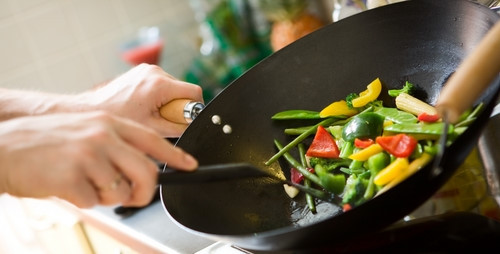 Nấu rau chín quá kỹ: Sai lầm nấu ăn này làm giảm lượng chất dinh dưỡng trong rau và không tốt cho sức khỏe. Các loại rau lá xanh và một số rau củ khác khi nấu quá lâu sẽ biến chất và gây hại cho sức khỏe, thậm chí gây ngộ độc.