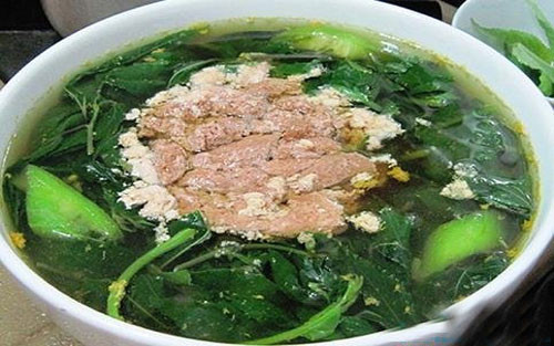 Nấu xong không ăn ngay: Sau khi nấu, rau sẽ mất đi khoảng 15% lượng vitamin và các chất dinh dưỡng. Lượng dưỡng chất này sẽ mất dần theo thời gian khoảng 25% sau 30 phút và 75% sau 1 giờ. Khi nấu xong, rau dễ bị vi khuẩn, mầm bệnh tấn công gây biến chất và ảnh hưởng đến sức khỏe.