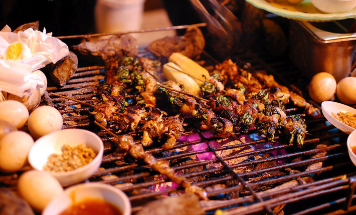 Trong tiết trời lạnh tê người núi rừng Tây Bắc, những xiên đồ nướng đủ màu sắc tỏa hương hấp dẫn sẽ nhanh chóng sưởi ấm cả cơ thể lẫn chiếc dạ dày đang sôi réo của bạn.