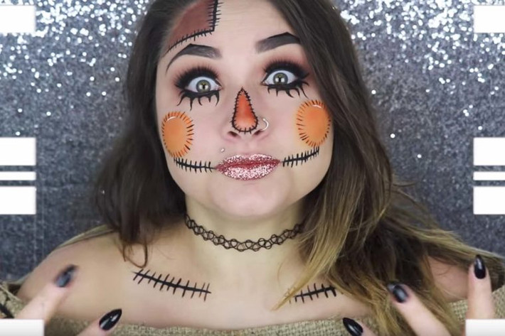 Make-up khuôn mặt giống một chú hề cũng là ý tưởng không tồi.