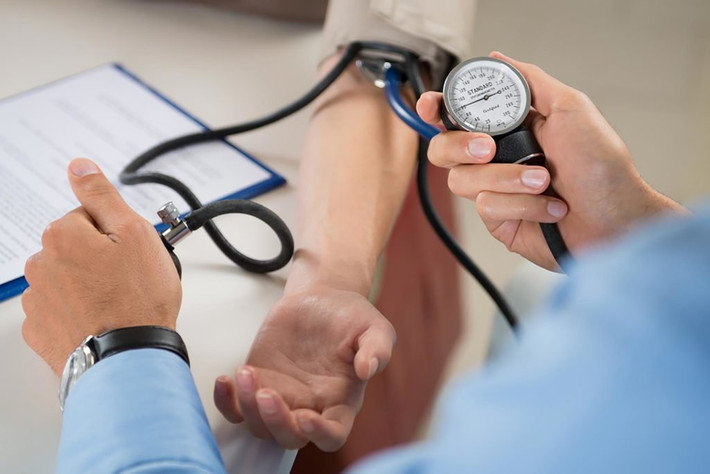 2. Huyết áp không thể kiểm soát được: Huyết áp cao có thể ảnh hưởng tới toàn bộ cơ thể của bạn, bao gồm cả thận. Việc để huyết áp cao không được kiểm soát có thể làm tổn thương các mạch máu dẫn đến thận.