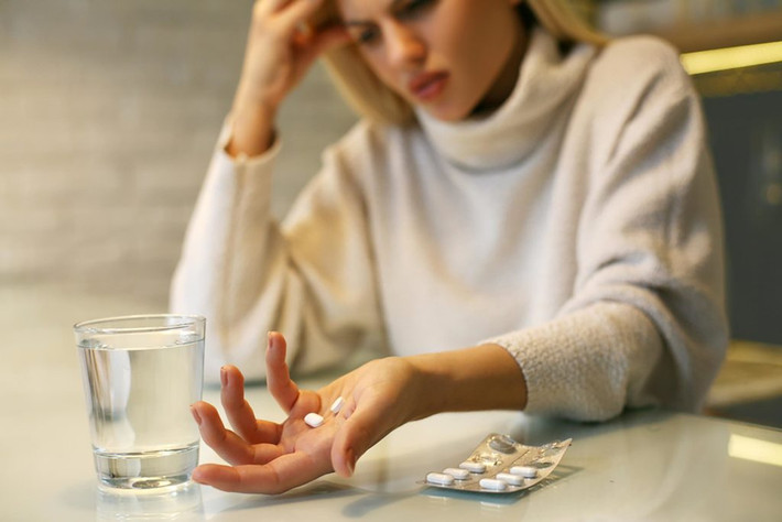 5. Uống thuốc giảm đau liên tục: Thuốc chống viêm được gọi là NSAID, bao gồm ibuprofen và aspirin, làm giảm lưu lượng máu đến thận và gây sẹo vì chúng độc hại trực tiếp với cơ quan này. Dùng thuốc chống viêm thường xuyên có thể làm tăng nguy cơ mắc các vấn đề về thận.