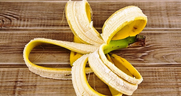 Trị vết bầm tím: Đơn giản chỉ cần đặt một miếng vỏ chuối vào nơi bạn bị bầm tím. Dần dần, chất dinh dưỡng kì diệu trong vỏ chuối giúp làm mờ vết bầm tím.