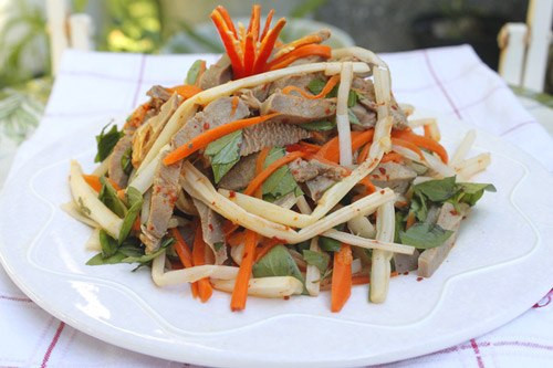 Thịt bò xào ngó sen: Không chỉ được chế biến thành các món gỏi giòn mát, ngó sen xào thịt bò cũng ngon không kém. Nguyên liệu: 500 g ngó sen, 200g thịt bò, hành cần, tỏi.