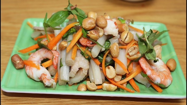 Lần lượt cho ngó sen, cà rốt, rau răm, hành phi, ớt sợi vào tô. Cho tiếp 1/2 muỗng canh nước mắm, 1 muỗng canh đường, nước cốt chanh vào, trộn đều. Cho gỏi vừa trộn ra đĩa, cho thịt heo, tôm, đậu phộng, rau răm lên trên. Món này dùng kèm nước mắm chua ngọt và bánh phồng tôm hay bánh tráng nướng.