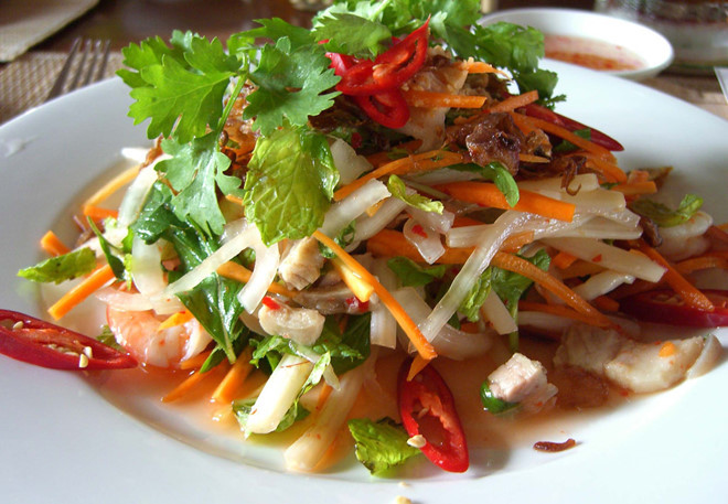 Gỏi ngó sen tôm thịt: Đây là một trong những món ngon từ ngó sen thường xuất hiện trong các bữa tiệc lẫn bữa cơm gia đình. Nguyên liệu: Ngó sen 300 gram, cà rốt 50 gram, tôm 200 gram, thịt ba rọi 200 gram, rau răm, hành tím, ớt, chanh, dấm, lạc, đường, mắm.