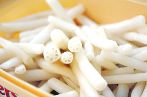 Bắc chảo làm nóng dầu, phi thơm tỏi và cho thịt bò vào xào với lửa lớn, đảo nhanh cho thịt chín. Cho tiếp ngó sen vào, đảo nhanh tay vì ngó sen rất mau chín, để mềm ăn không ngon.
